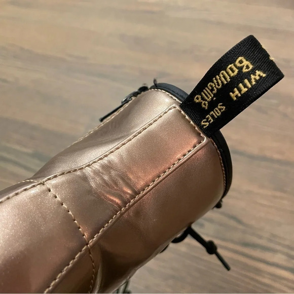 Dr.Martens Kids 1460 Boots vegan lace up boots ROSE GOLD CHROME PAINT METALLIC - Picture 11 of 16